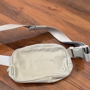 LULULEMON Everywhere Belt Bag in Grey/Silver 1L